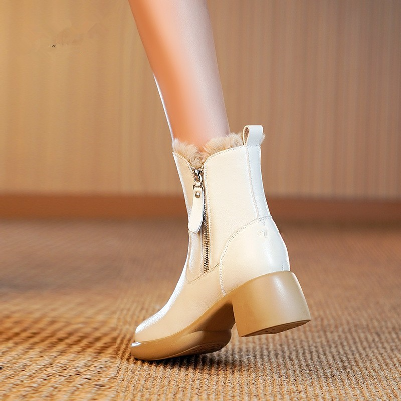 Avenue Finds® Kivélla: Stride in Style in our Eye-Catching Chic Fur-Lined Leather Boots